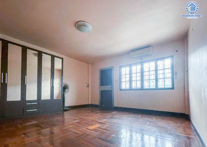 ทาวน์เฮ้าส์มือสองย่านนนทบุรี ม.ศิริชัย1 พิบูลสงคราม 22 บนเนื้อที่ 18.1 ตร.ว. ฟังก์ชัน 3 ห้องนอน 2 ห้องน้ำ 1 ที่จอดรถ แถมฟรี! 4 เครื่องปรับอากาศ ทำเลเดินทางสะดวก สิ่งอำนวยความสะดวกเพียบ ใกล้จุดขึ้นทางด่วน "ศรีรัช" และรถไฟฟ้าสถานี "แยกติวานนท์"...